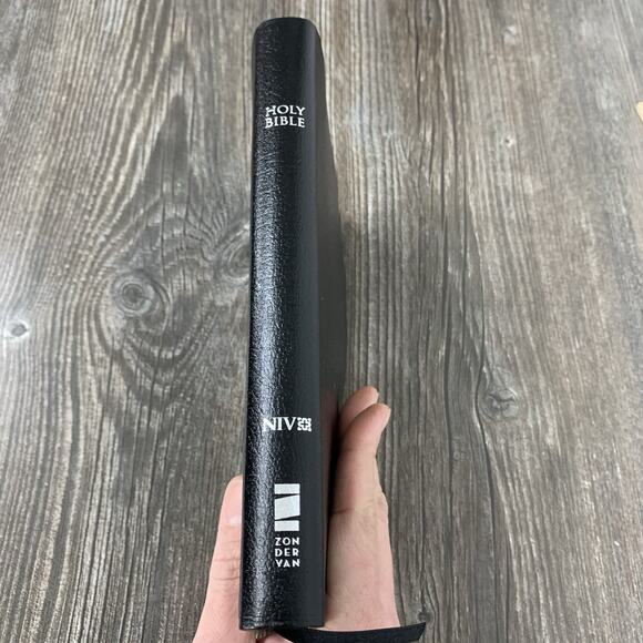 NIV, Thinline Bible Bonded Leather, Black, Red Letter Edition Zondervan - Picture 2 of 9